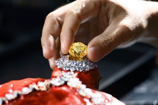 Biggest yellow diamond hot sale in the world